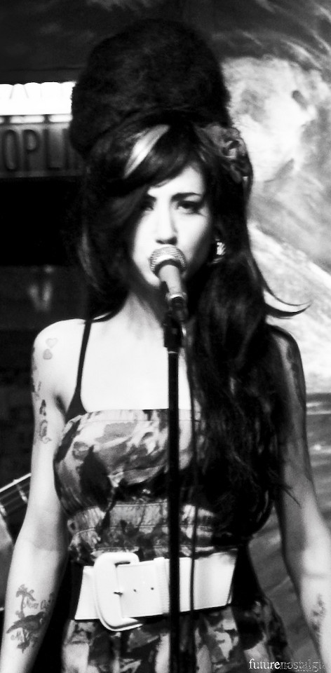 HOUSE OF WINEHOUSE is a Chicago-based Amy Winehouse Tribute Band. 7 members strong, featuring Dana DeLorenzo as Amy Winehouse.