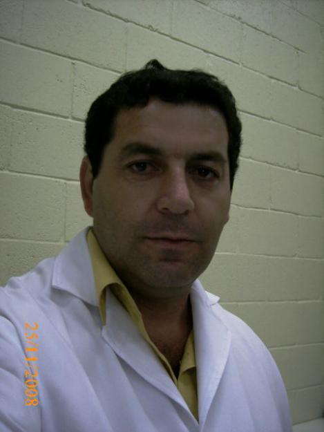 Um biologo apaixonado pela família, que passa a metade do ano nos EUA mas ama o Brasil