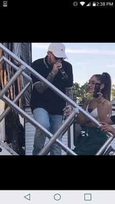anybody that love ariana grande follow me or even if you dont just follow yall❤❤💪