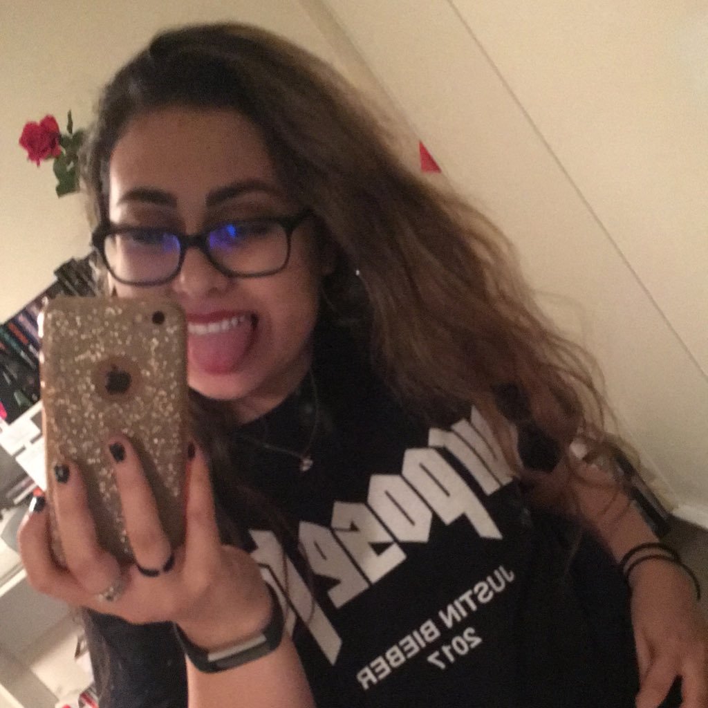 AllyElizabeth24's profile picture. prepare for a ton of awkwardness & dramatic eye rolling