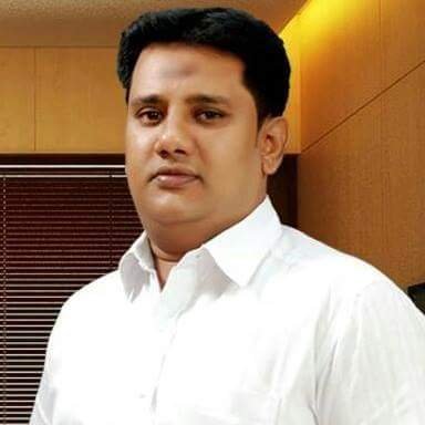 Apno ko hamesha Apni
mojudgi ka ehsaas dilate raho, ❧ Warna Waqt unhein Aapke bina hi jeena Sikha dega