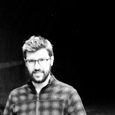 riccardobertivr's profile picture. 猫在桌子上边。