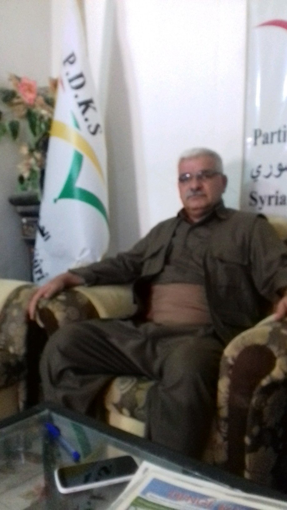 قيادي في الحزب الديمقراطي الكردي السوري
serkirdeyê Partiya Demoqrat a Kurdî ya Sûrî P.D.K.S li herêma Kobaniyê