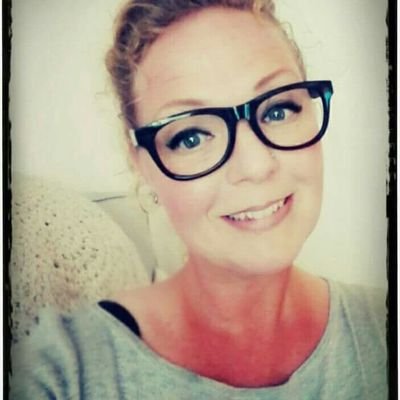 Creative Artist / Creative & Positieve Thinker & Believer / Nature Lover / Music lover /Working with people with dementia / Mom / Wife / Daughter / Sister / Me