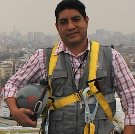 Arquitecto,y convencido que la educación cambiará al Peru