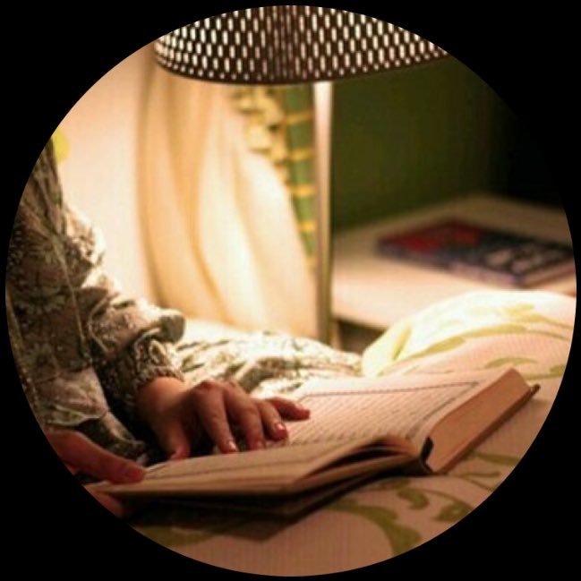 عائلتي وأقاربي هم عدسه ملتصقه في عيني ومن ثم الأصدقاء لا أحتاج للكثير كي ابتسم أطمح إلى النجاح جداً؛ إخصائية اجتماعية. .insta : alanooud4