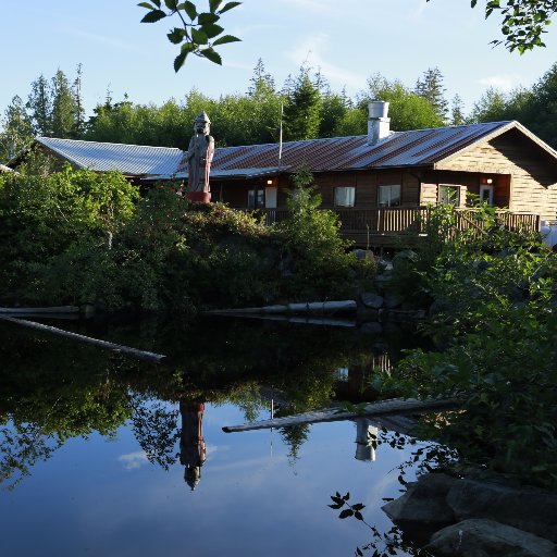 Aauuknuk Lodge is in British Columbia Canada,on the westcoast of Vancouver Island.Nestled on Flores Island,surrounded by wilderness and white sand beaches