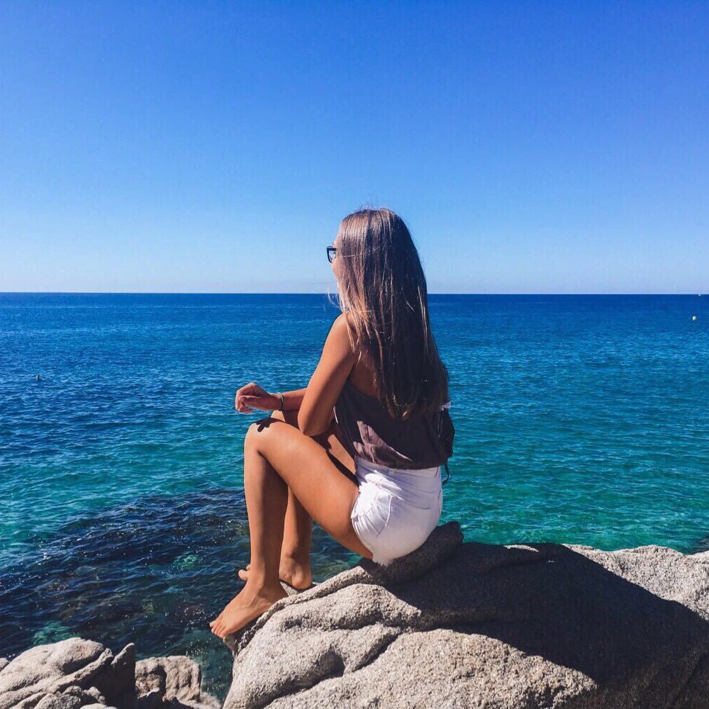 lauxgrier's profile picture. "passionate from miles away, passive with the things you say" @drake