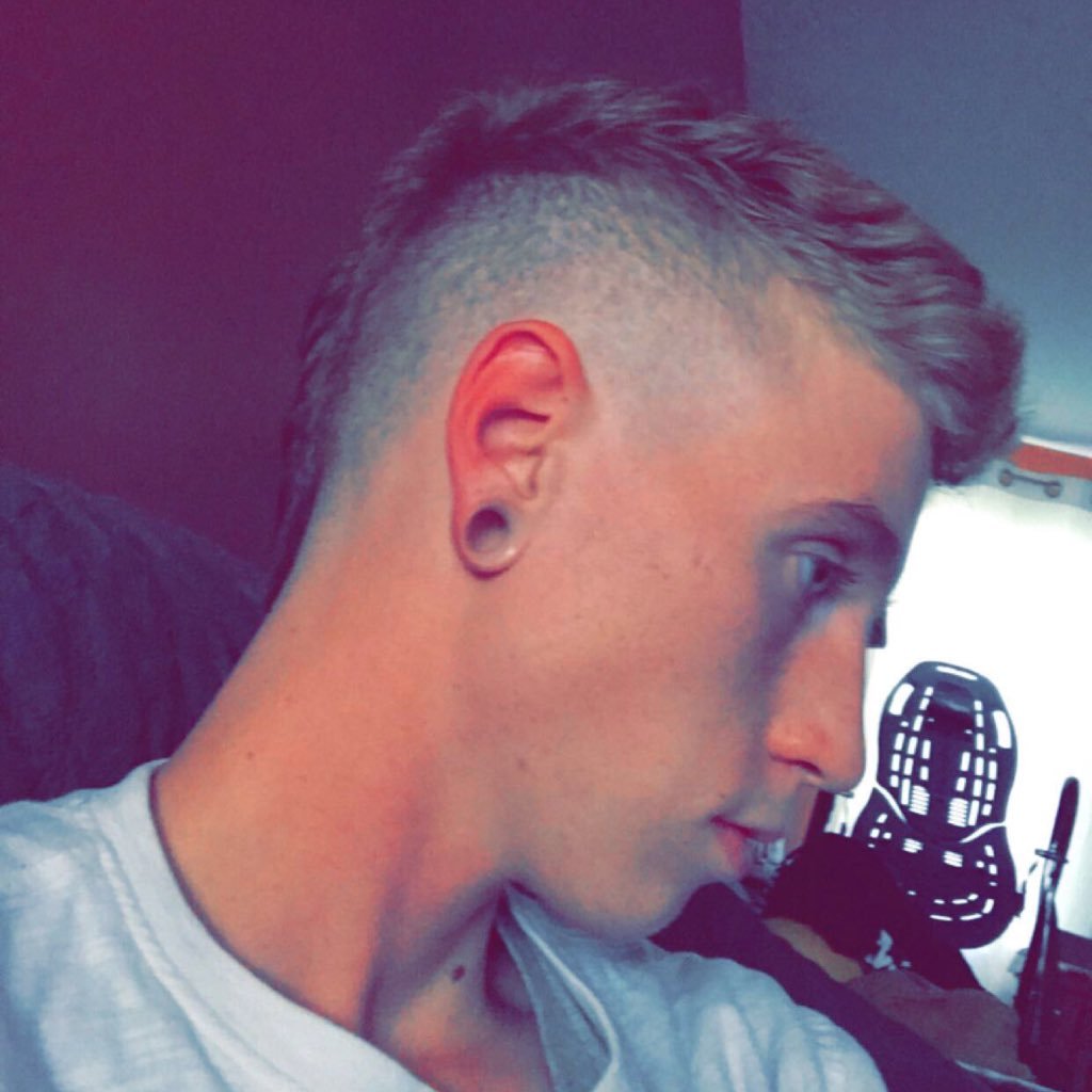 eddandrew's profile picture. head cheerleader, homecoming queen, and part-time model.