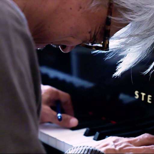 11/4(土)公開。坂本龍一を追ったドキュメンタリー『Ryuichi Sakamoto: CODA』公式。5年に渡る本人への密着取材によって実現。さらに膨大なアーカイブ素材も映画を彩る。坂本龍一が「全てさらけだした」という本作は、過去の旅路を振り返りながら、新たな楽曲が誕生するまでの、音楽と思索の旅を捉えている。