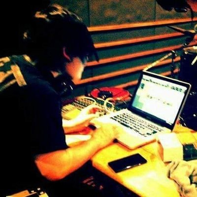 香田泉、通称…というか読み方が「せん」です！ 舞台音響やら作曲屋さんやらやってます。舞台音響率が圧倒的高めです。
裏方集団「零´sRecord」に所属。
音響、作曲等のお仕事のご依頼はDMとかで受け付けております！