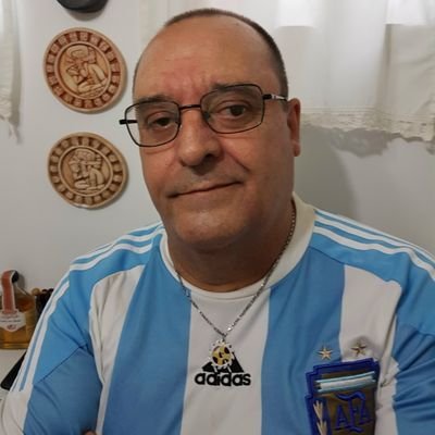 PERIODISTA. DIPLOMADO EN FORMACIÓN POLÍTICA Y GESTIÓN DE POLÍTICAS PÚBLICAS. PRESIDENTE AGRUPACIÓN FUERZA CIUDADANA. MILITANTE MOVIMIENTO EVITA. NEWELL'S