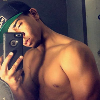 👻SC:gerald111 📸IG:edwardgerald El mundo da vueltas y nunca tendrás tiempo para darle atrás, valora tu tiempo no lo pierdas.