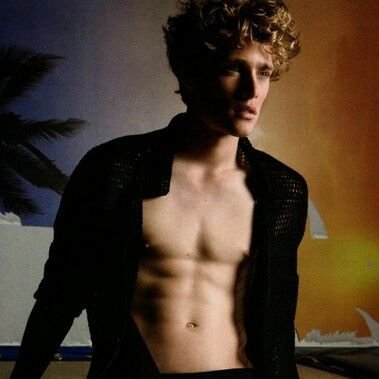 RpwDael's profile picture. «Je suis ravis de te rendre heureux car tu souris. Et t'es adorable quand tu as un sourire sur ton visage.»