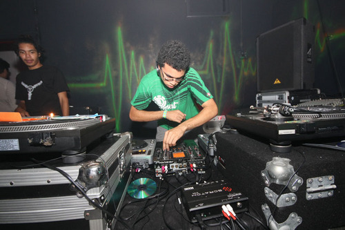 TRVP/Hard Dance DJ based in Honolulu. Follow me down the rabbit hole...