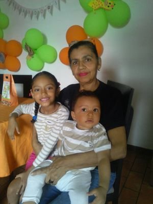 madre, abuela, esposa, ama de casa, y orgullosa de ser caraqueña y de los tiburones de la guaira
