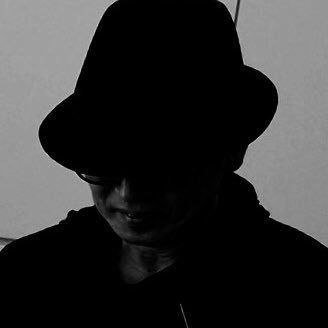 鎖縛(sabaku)と言う緊縛をしています。1980年代の関西ストリップのステージ縛りが発祥の緊縛。師は片野坂氏と言い各地で短期開催の見世物小屋を組む事を生業にしてた小屋師。様々な職人の縄技術を人縛りに応用し数々の所作結びと留や掛けを使い早縄早掛け早解きを可能とする鎖縄緊縛です。 毎週火曜日に鎖縛講習会開催してます。