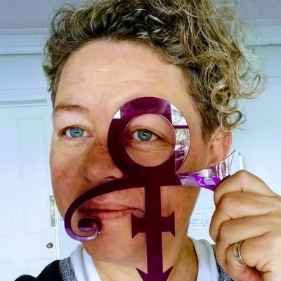 Artist, teacher, Prince fan since 1984. Guitarist. 80's Breakdancer. Funky music is my oxygen. Christine & the Queens back-up dancer. 🎸👟✌