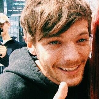 Louis se acha feio. Ele é genial e acaba escrevendo versos para ajudar com o namoro de Niall, seu melhor amigo, com Harry, seu grande amor. / por @houisoftly