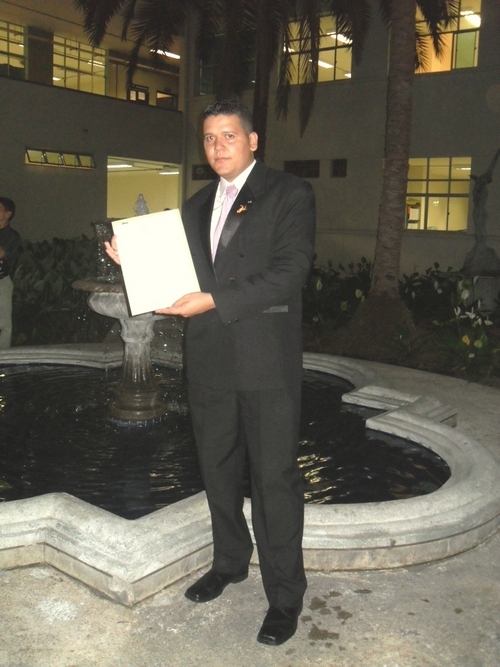 Soy de Medallo.. Vivo feliz con las personas que me rodean y por las cosas que he logrado por ahora en la vida.