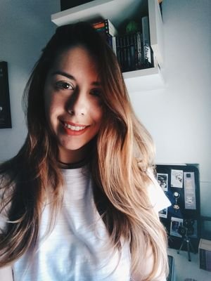 carol_91tb's profile picture. É teimosa, levemente neurótica e temperamental, mas é bem humorada. 
Quando não está assistindo séries costuma ler romances policiais e jogar ts por horas. 🖖🏻