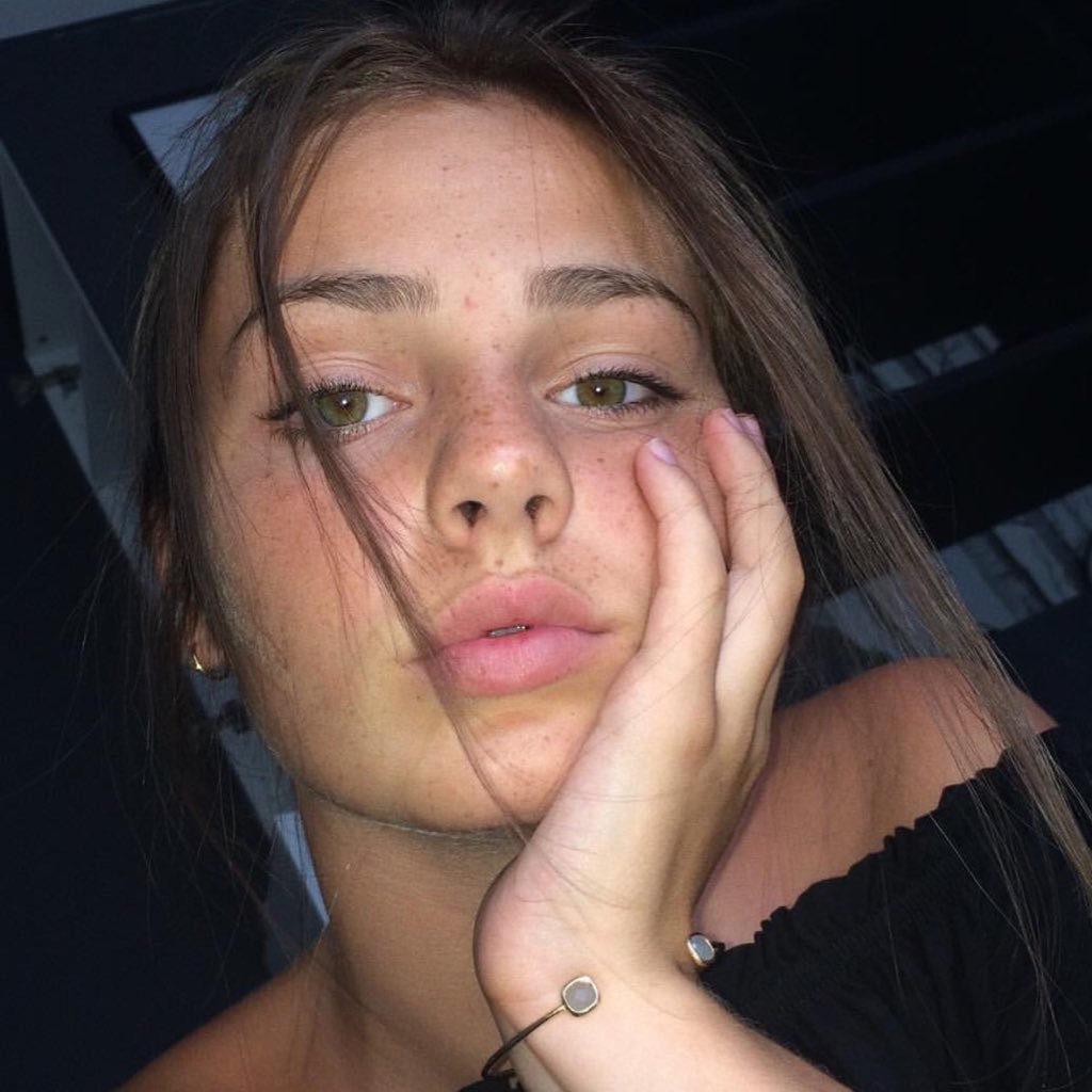 rpwSelenaa's profile picture. Jme sens comme un arc-en-ciel dans un trou noir.🌈