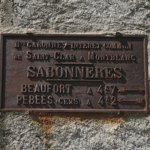 Plaques de cocher mais aussi signalisation Michelin et patrimoine routier presque oublié