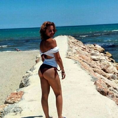 Que bonito mirar la sombra que hacen las rejas mientras meto las orejas en el centro de tu andar. #041
@arjonaaaaa_