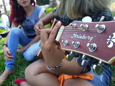 Não morre aquele que deixou na terra a melodia de seu cântico na música de seus versos.