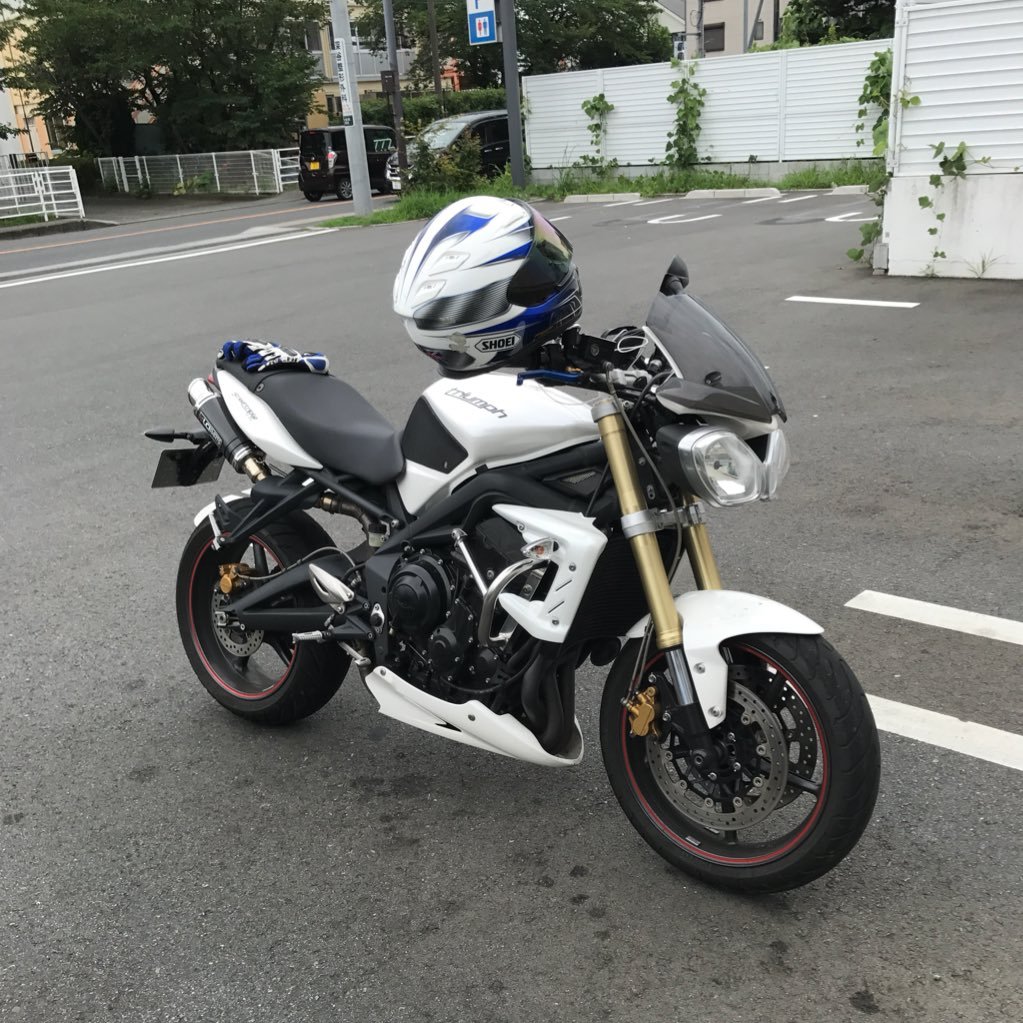 バイク乗りです。ジムカーナやってみたくてバンパーはつけました。それだけです。ストリートトリプル。