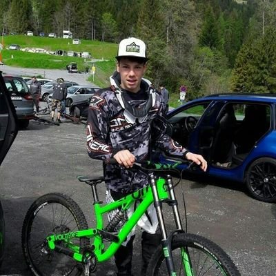 Hi my name is Mattheo König I'm 14 years old and I love to ride my bike!