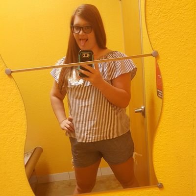 Ashton aka: WhiteFireOG,
H-town 🤘♉💨💰
just livin life, smokin weed, makin this money future bakery owner
👻 softball_211 insta: a.desmith21