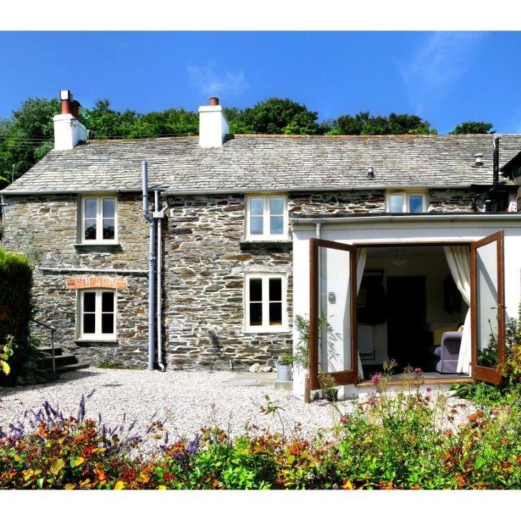 Stay in beautiful Ivy Cottage, Boscastle. Dog friendly. Next to the South West Coastal Path. A perfect Cornish Holiday.