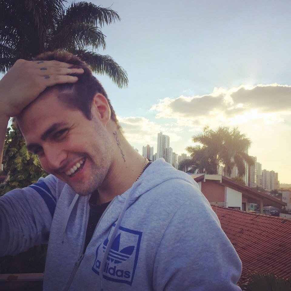 ѕó eѕтoυ paѕѕando aqυι pra ғalar qυe eυ aмo o rezende