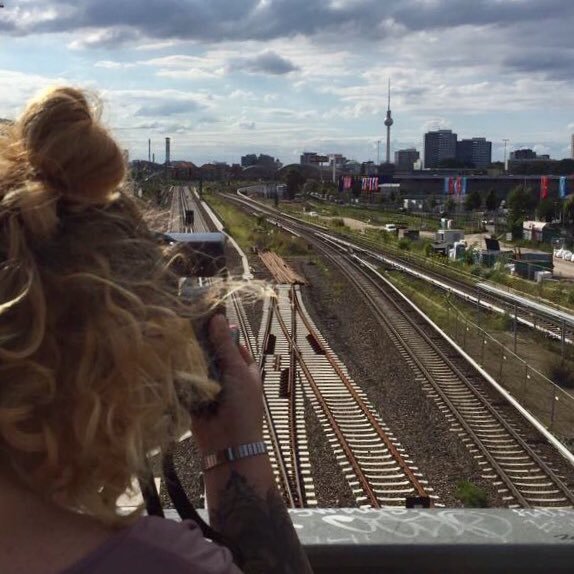 Gelegenheitstwitterin. Gärtnert urban, bereist die Welt, liebt bewegte Bilder und schreibt wonach ihr der Schnabel steht... äh, wie ihr der Sinn gewachsen ist!