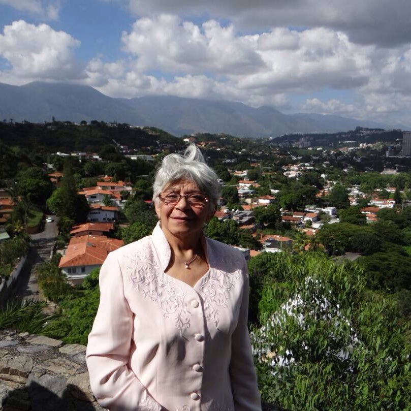 Venezolana, jubilada, enamorada del saber y la justicia.