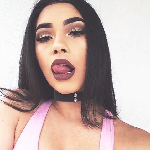 thebookofmakeup's profile picture. ✨because life is better with a little highlight