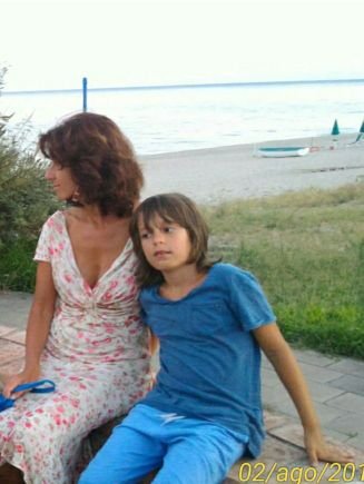 Sono la mamma di uno splendido bambino autistico e in questi anni sono immersa nel tentativo di districare il labirinto, incantata e insieme impaurita.