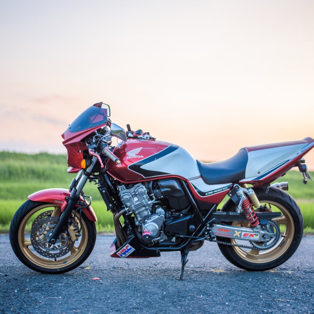 よしくん Cb400sf カラーリングかっこいいー 立体エンブレムもイケてるね