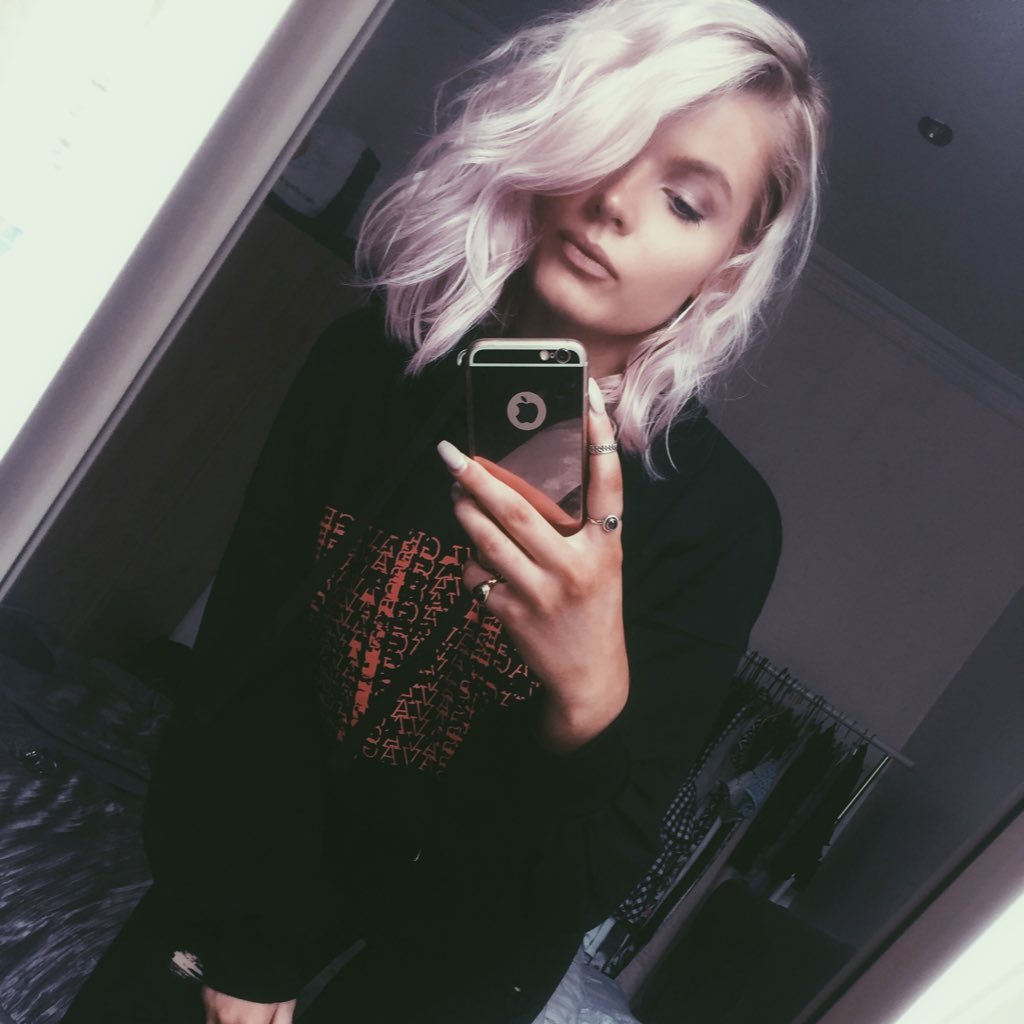 21 // Graduate // Fashion Blogger // BSc Fashion Buying and Merchandising // Insider at @accessallasos