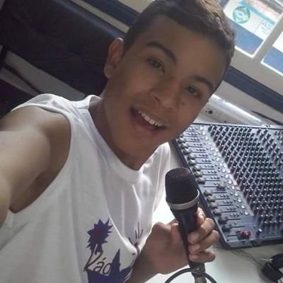 Sou Radialista e coordenador de uma escola, estudo pedagogia e jornalismo!
Gosto de comentar sobre a Tv e audiência!!!