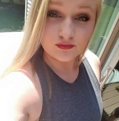 make up girl 💜💜 white status presenter at younique