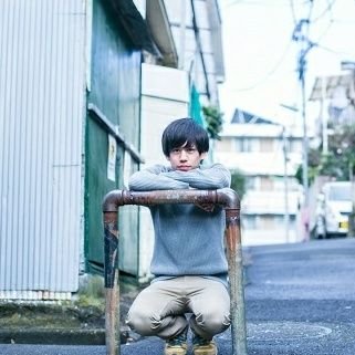 ホワイトカメレオンで、ギターと共に唄っております。PEANUTS、あだち充、ノーマン・ロックウェルが好き。それもかなり。