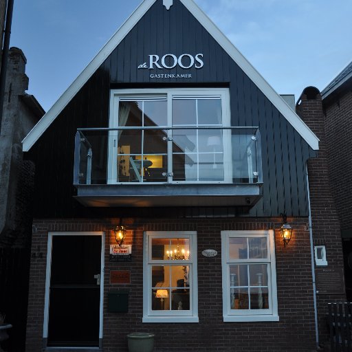 Bed & Breakfast De Roos is gevestigd in een karakteristiek pand met een rijke, cultuurhistorische traditie in het vissersdorp Urk.