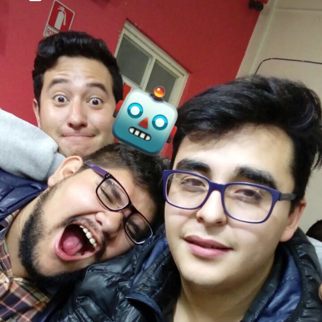 un pequeño capullo inocente y desconocedor de los gozes de la vida, guitarrista y corista en Mike & Ram alegre y positivo.