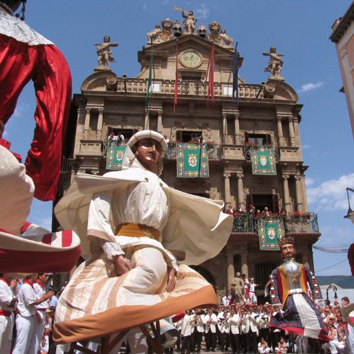 Historia, anécdotas y curiosidades de los gigantes de Pamplona. ¿Nos sigues?