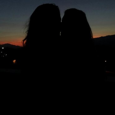 Así es como nos las arreglamos para superar una pérdida. Porque el amor, nunca muere, nunca se va, nunca se desvanece, así que mientras puedas ¡sopórtalo!