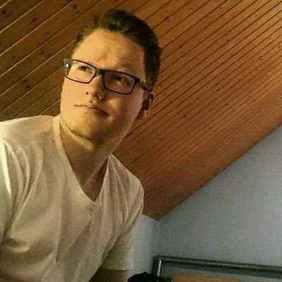 intershyte's profile picture. Der kluge Wurm schläft aus.