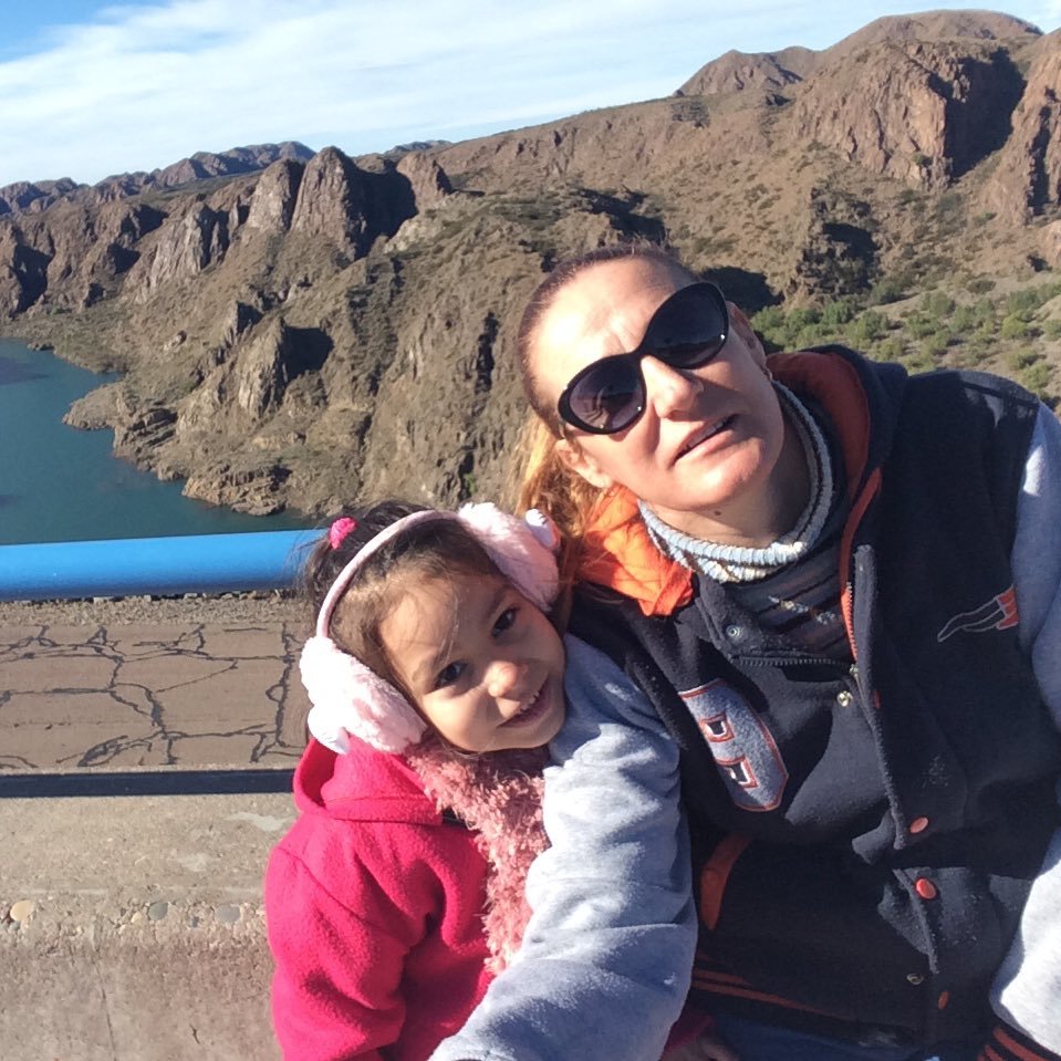 mamá de 2 maravillosas nenas!! En la dura lucha q te exige este país....