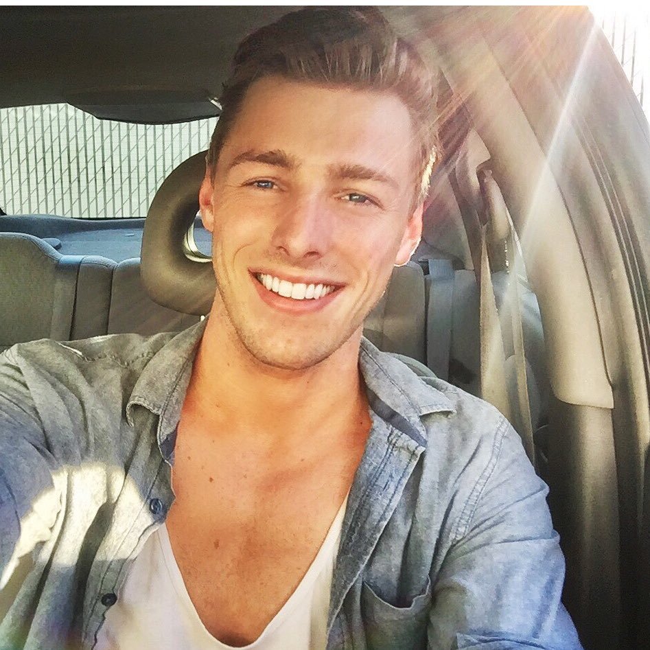 zzumbek's profile picture. instagram: @zzumbek •publicly figuring it out•